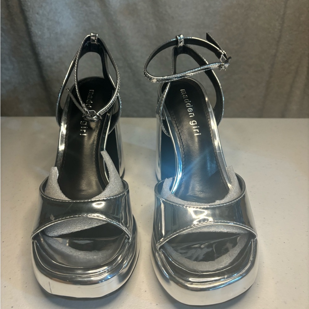 Women’s sliver platform shoes size 6 madden girl